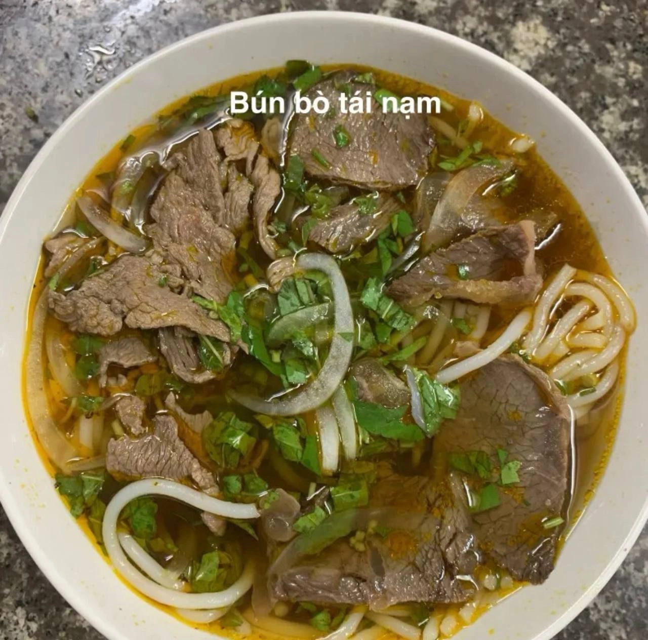 Bún bò tái chả